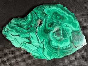 Malachite verte naturelle en gros Trèfle à quatre feuilles Style pierre précieuse en vrac Processus de coupe malachite verte plate lisse de haute qualité - Product Image 6