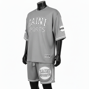 Conjunto de pantalones cortos de malla de poliéster de alta calidad de 180 GSM, con panel de rayas blancas y negras, tela suave y transpirable, logotipo personalizado por transferencia térmica. - Product Image 1