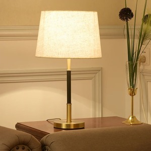 Table en laiton conçue avec la lampe traditionnelle - Product Image 1