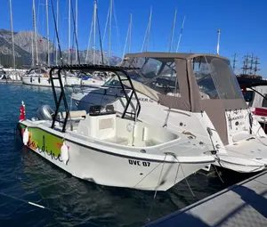 Barco de pesca Ocean Hunter 550 para 6 pessoas, de alta qualidade, com motor de popa e casco em fibra de vidro, para esporte e entretenimento