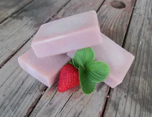 Barre de savon de bain parfumée à la fraise avec vitamine E et antioxydants pour un nettoyage en douceur | Marque privée OEM disponible - Product Image 5