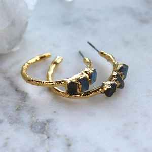 Boucle d'oreille en labradorite brute plaquée or 18 carats avec une couleur grise naturelle et un feu bleu, idéale pour les bijoux de mode et les cadeaux - Product Image 2