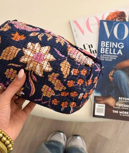 Estuche de Cosméticos de Viaje Grande de Algodón con Diseño Floral Vintage Azul Oscuro, Cierre de Cremallera, Resistente al Agua, Duradero y Ecológico - Product Image 3