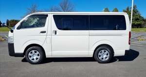 Minibús Hiace Usado 2018, Volante a la Izquierda, Buen Estado, Emisión Euro IV, 8 Asientos - Product Image 2