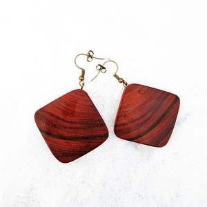 Boucles d'oreilles en bois faites à la main avec motif personnalisé - Product Image 4