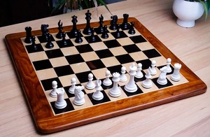 Pieza de Ajedrez Clásica Hecha a Mano Tipo Cooke de Hueso de 3.5 Pulgadas con Acabado Barnizado en Blanco y Negro al Mejor Precio - Product Image 4