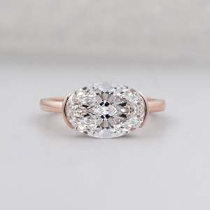 Bague de fiançailles ovale certifiée IGI, style East West, avec diamant de laboratoire demi-sertie en clos - Product Image 1