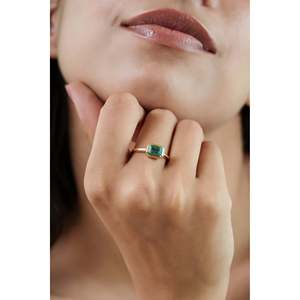 Anillo de oro de 14 quilates con esmeralda natural en engaste de bisel, anillo moderno y elegante con esmeralda, anillo de oro amarillo con corte esmeralda, anillo con engaste de bisel en oro rosa - Product Image 2