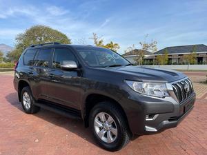 2022 Toyota Prado 2.8 GD TX มือสองดีเซล SUV เกียร์ธรรมดาหนังสีดำอ่อนภายในพาโนรามาซันรูฟ ACC R18ล่องเรือขวา - Product Image 4