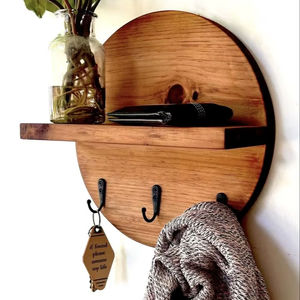 Étagère flottante circulaire en bois unique avec crochets pour clés. Rangement mural artisanal élégant disponible à prix de gros. - Product Image 1