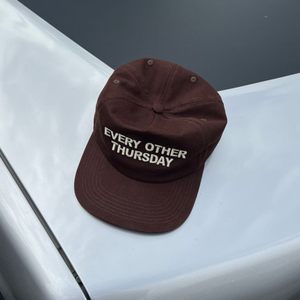 Gorra de béisbol de algodón ventilada con correa ajustable lateral de malla suave Forma de 6 paneles Logotipo frontal elegante y ajuste deportivo cómodo - Product Image 6