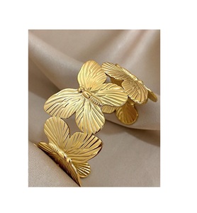 Rond de serviette en métal argenté poli chic parfait pour les dîners de vacances, les célébrations de mariage ou les occasions formelles de fine cuisine - Product Image 3