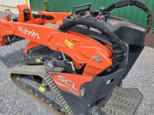 Minicargadora compacta Kubota SCL1000 con plataforma para operador, minicargadora con dirección deslizante, tractor 4x4 con cargador frontal. Compre equipos industriales. - Product Image 2