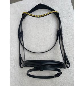 Brida de Cuero Negra de Lujo para Caballo con Cabezada de Cristal Amarillo Brillante y Muserola Acolchada - Product Image 1