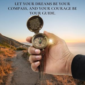 Brújula Antigua de Latón con Estuche de Cuero, Grabado 'Sé Valiente', Regalo de Navidad, Año Nuevo y Acción de Gracias para Hombres, Niños y Hijos - Product Image 3