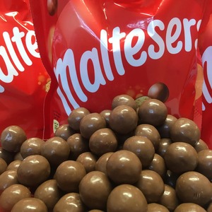 Bolas de Chocolate Maltesers Candy con Núcleo de Panal Crujiente Delicioso Snack para Niños Adultos Tiendas Eventos y Ventas a Granel - Product Image 4