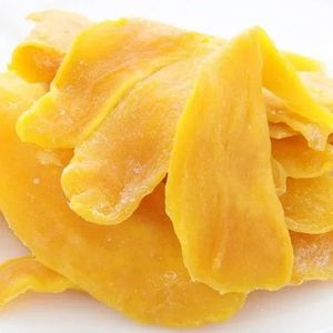 Tranches de mangue séchées semi-douces sucrées et savoureuses emballées dans un sac pour une collation pratique aux fruits et légumes - Product Image 1