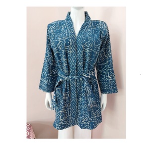 Veste Kantha 100% coton cousue à la main de qualité pour exportation Kimono imprimé lavable matelassé avec taille naturelle Longueur midi Inde - Product Image 1