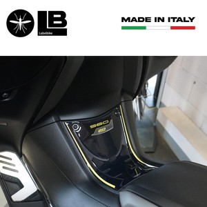 Adesivi 3D Personalizzati per Poggiapiedi Anteriore Compatibili con Yamaha Tmax 560 20° Anniversario - Product Image 3