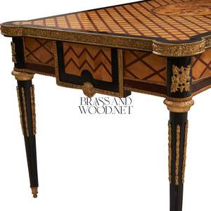 Mesa de Centro de Lujo con Incrustaciones de Madera en Forma de Diamante y Adornos de Latón Antiguo para Salas de Estar Clásicas y Prestigiosas - Product Image 6