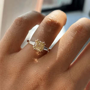 Bague de fiançailles Lunarae en or jaune avec trois pierres de 0,30 ct, pierres latérales en diamant cultivé en laboratoire, certifiée IGI, coupe excellente VS1 - Product Image 3