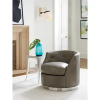 Fauteuil pivotant de luxe avec revêtement en cuir souple et base en métal brossé, dossier capitonné pour les intérieurs modernes et glamour