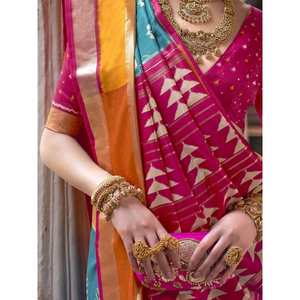 Agradable Sari de Seda Patola Azul Cielo con Estampado Digital para Fiestas y Bodas - Product Image 3