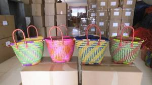 Panier de courses surdimensionné en raphia coloré de Madagascar, sac de plage en paille naturelle avec poignées en cuir et fermeture à cordon - Product Image 5