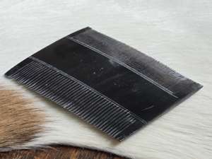 Peine artesanal de cuerno natural The Craft Exim con grabado a mano para el cuidado diario del cabello, ideal para un cabello suave, hecho en India. - Product Image 2