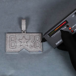 Un colgante de encanto Hip Hop meticulosamente diseñado a partir de Plata de Ley 925 que mejora con diamantes de moissanita en claridad VVS - Product Image 2