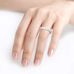 Bague d'éternité Jeulia en argent sterling plaqué rhodium avec moissanite ronde pour femme - Product Image 4
