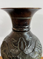 Vas Bunga Kuningan Antik Buatan Tangan dengan Motif Anggur dan Daun yang Berukir Rumit, Wadah Dekoratif Logam untuk Meja.