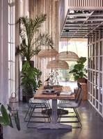 Chaise d'extérieur en métal au design moderne en fil métallique, structure robuste, résistante aux intempéries, assise confortable pour jardin, patio, balcon et café