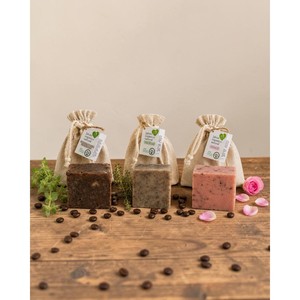 Saponetta naturale fatta a mano con rose e cinorrodi - Product Image 3
