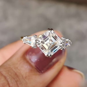 Bague de fiançailles en moissanite à trois pierres d'inspiration vintage Asscher Cut avec pavé, 3.00 Tcw en argent sterling 925 - Product Image 5