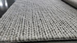 พรมปูพื้นขนสัตว์สีเบจถักลายสไตล์โบฮีเมียนถักทอจาก choti kilim - Product Image 4