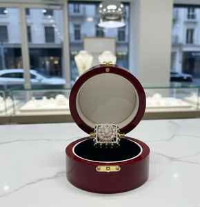 แหวนเงินแท้ 925 คุณภาพพรีเมียม ประดับเพชรโมอิสซาไนต์และพลอยสีเขียว - Product Image 3