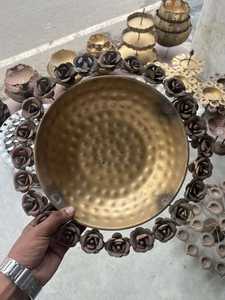 Urli Diya de metal decorativo tradicional hecho de latón para flores flotantes hermoso cuenco decorativo Diwali Diya - Product Image 5