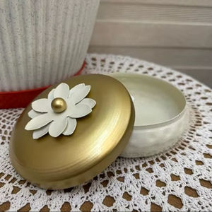 Caja de almacenamiento redonda de metal Diseño elegante de tarro para una organización conveniente - Product Image 1