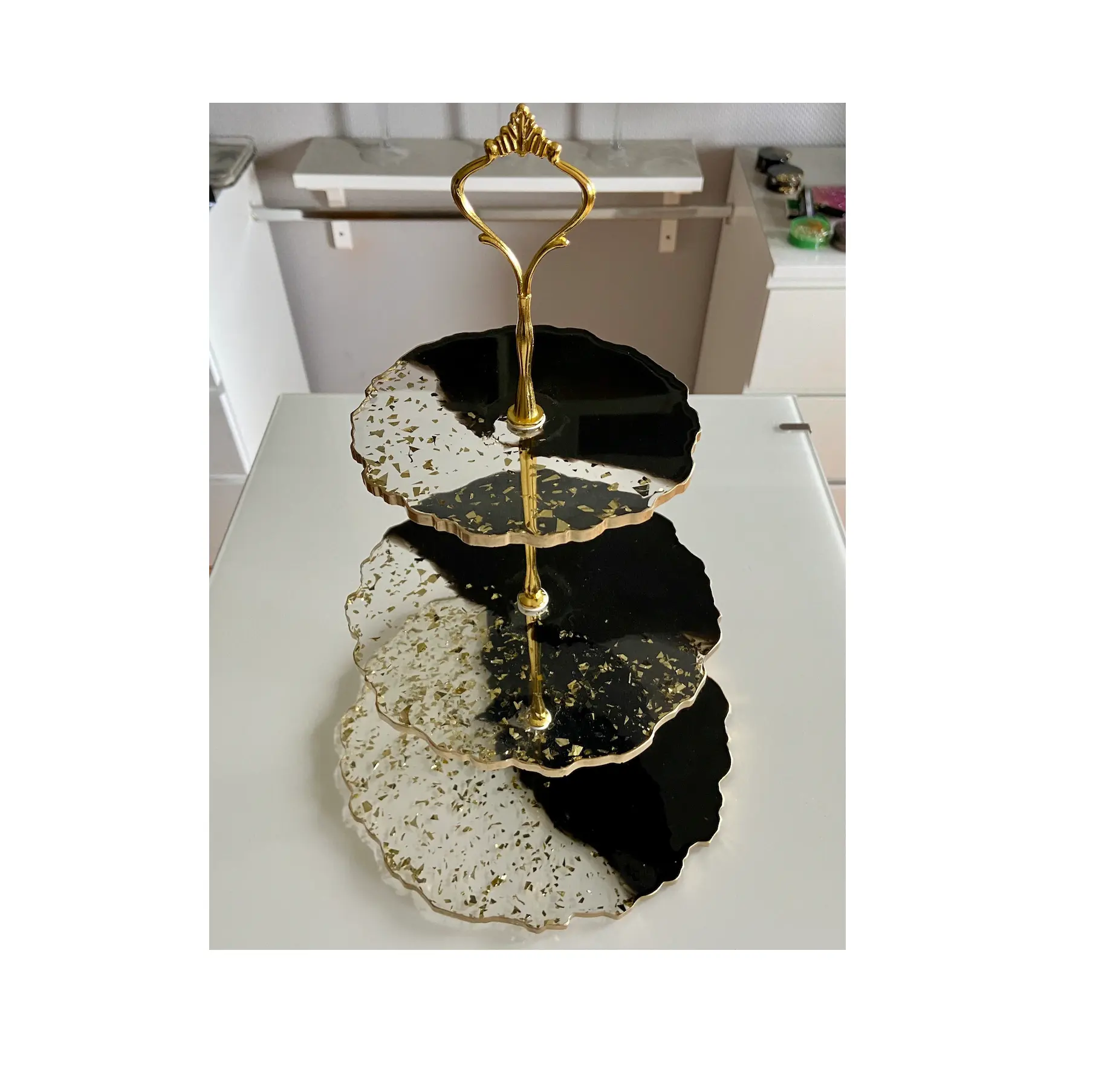 काले और सफेद रेज़िन केक सर्विंग उपयोग स्टैंड प्लैटर सर्वर गोल्डन प्लेटिंग रिम के साथ 3 टायर केक सर्विंग उपयोग स्टैंड भारत में निर्मित