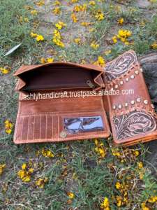 Meilleure vente Style occidental usiné en cuir véritable usiné à la main sculpture coque de téléphone portefeuille pochette porte-carte de crédit Boho sac à main - Product Image 6