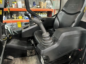 Minicargadora de orugas JCB 270, maquinaria JCB 270, ideal para trabajos agrícolas, construcción y carga de camiones. - Product Image 6