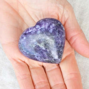 Cristal de lépidolite violet de haute qualité sculpté en forme de cœur, pierre précieuse polie et bombée, vente en gros pour la méditation, le Feng Shui et la guérison - Product Image 4