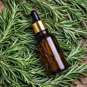 Huile essentielle de romarin pure et naturelle, distillée à la vapeur, qualité thérapeutique, pour l'aromathérapie, les soins capillaires, la peau et les massages - Product Image 1