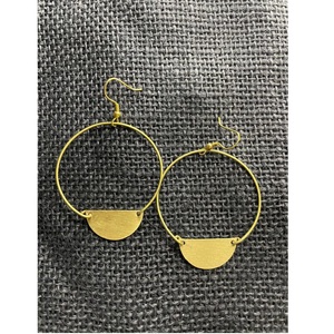 Boucles d'oreilles en métal fabriquées à la main de qualité supérieure de conception tribale avec finition de style ethnique pour les tenues traditionnelles disponibles à la vente - Product Image 1