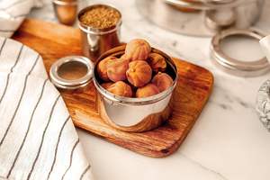 Moulin à poivre manuel en métal, outil pour épices fraîchement moulues, boîte à épices en acier inoxydable Masala Dabba avec couvercle transparent - Product Image 4