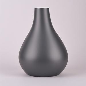 Jarrón tradicional de metal hecho a mano diseñado con aspecto antiguo, perfecto para el estilo decorativo de temporada y casas de vacaciones Premium - Product Image 3