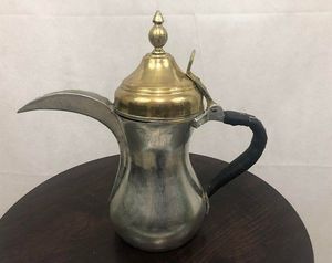 Dallah Árabe Tradicional de Acero Inoxidable con Detalles Decorativos, Apta para Exhibición y Uso Funcional - Product Image 5