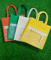 Nouveau style de mini sacs fourre-tout en jute respectueux de l'environnement fenêtre en PVC transparent garniture en dentelle OEM toile de jute recyclable à faible quantité minimale de commande pour les festivals