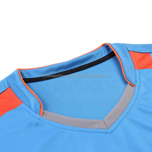 Ensemble de maillot de tennis sublimé bleu pour homme INDEX, col en V, manches courtes, uniforme sportif respirant, design dégradé de couleur - Product Image 4